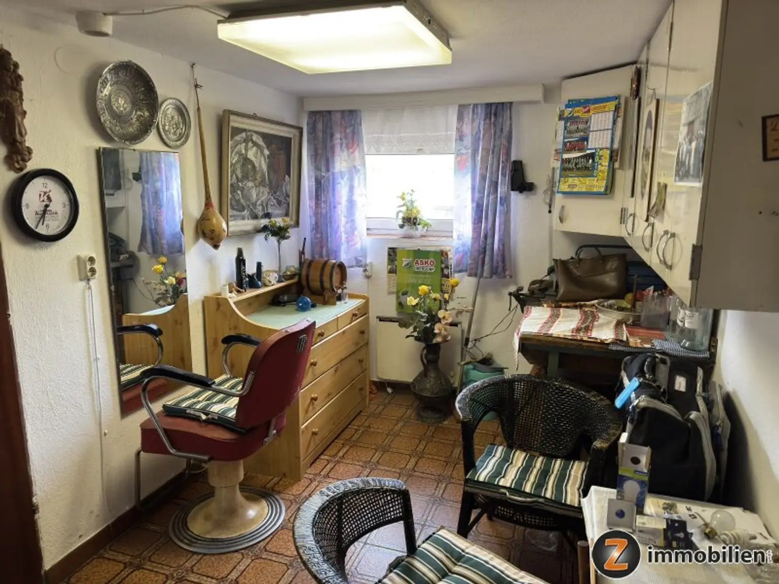 Unterkellertes Einfamilienhaus mit Garage und Obstbaumbestand
