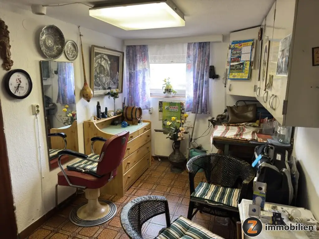 Unterkellertes Einfamilienhaus mit Garage und Obstbaumbestand