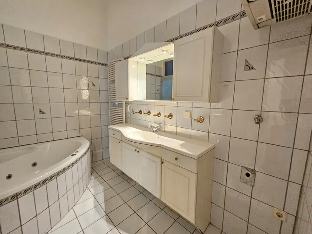 *** VIEL PLATZ & ZENTRAL *** WG TAUGLICH *** WHIRLPOOL WANNE ***