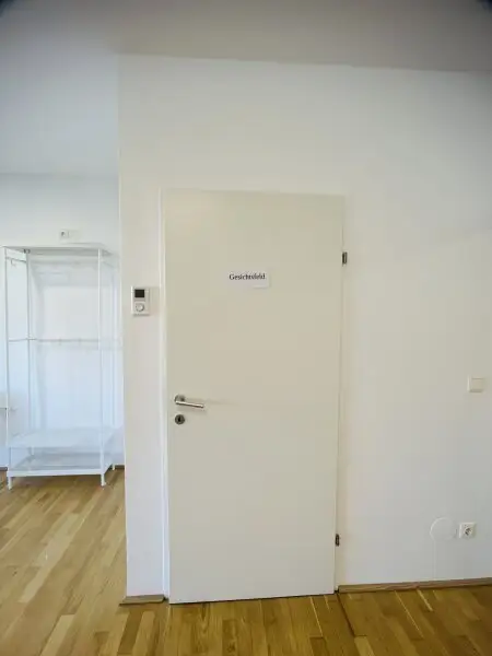 Vielseitig nutzbare, sanierte Praxis / Wohnung in zentraler Bahnhofsnähe in Brunn am Gebirge – Kauf oder Miete möglich!