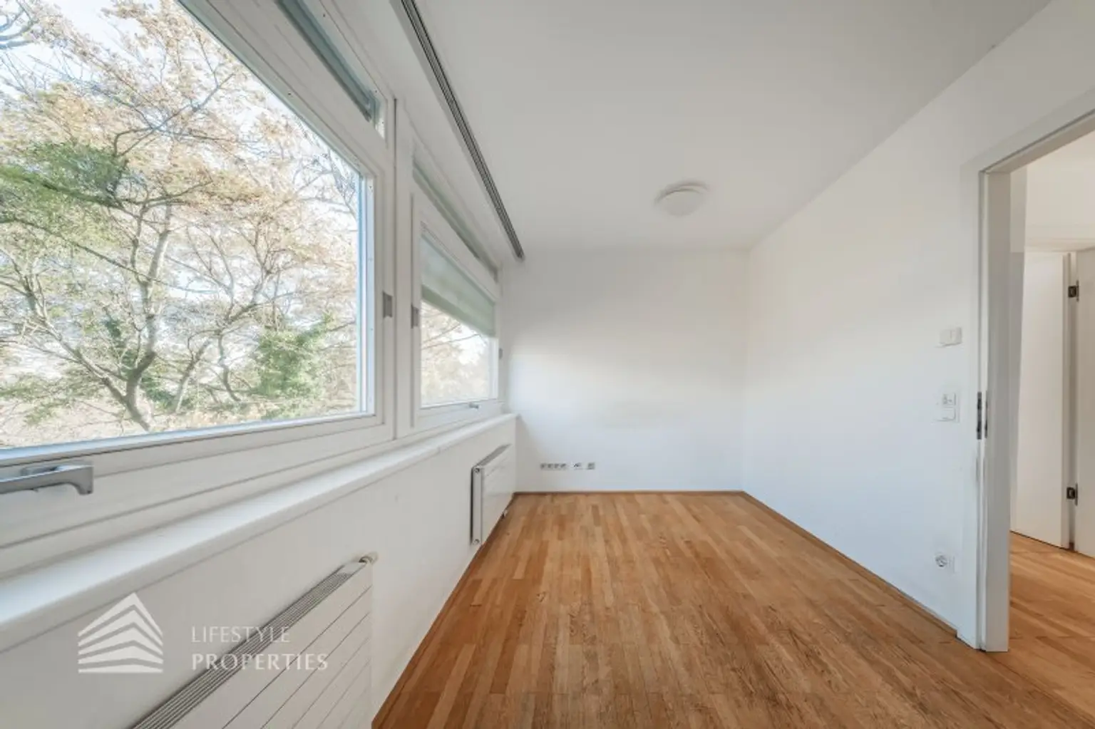 Wunderschöne 5 - Zimmer Wohnung mit Terrasse und Garten