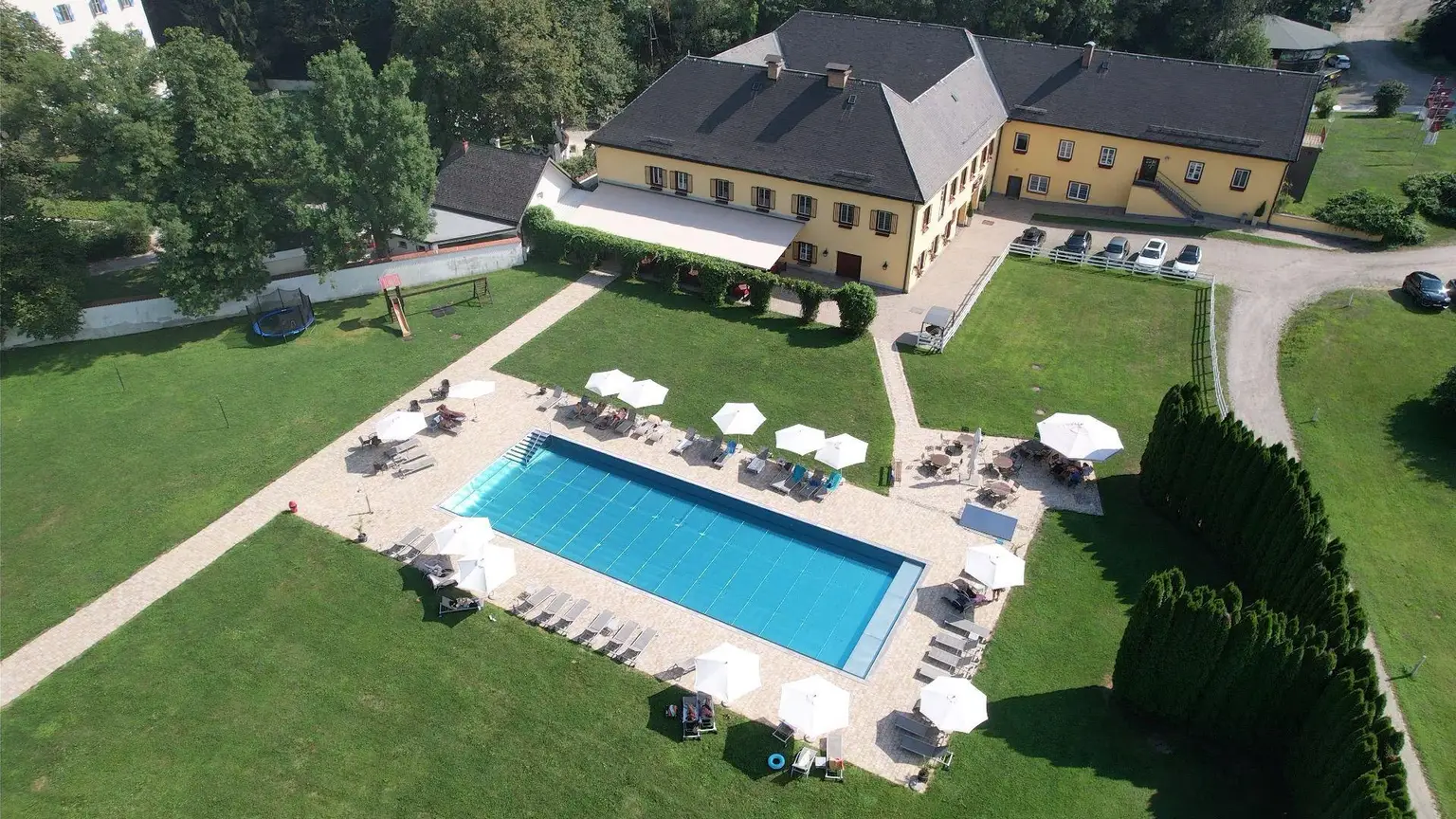 Pool und Liegewiese