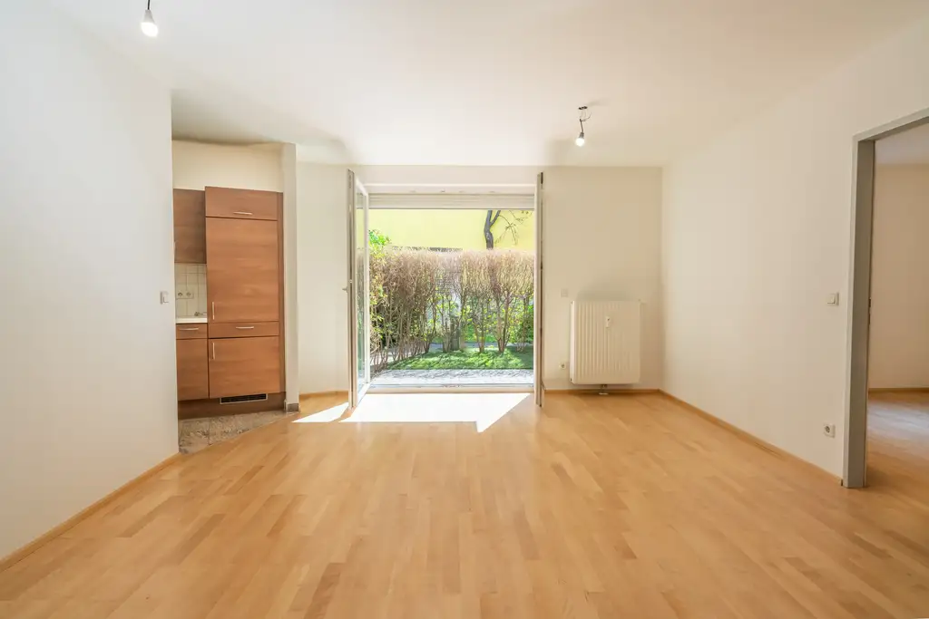 FRISCH RENOVIERTER 2 Zimmer GARTENTRAUM in absoluter RUHELAGE direkt an der U4 und U6