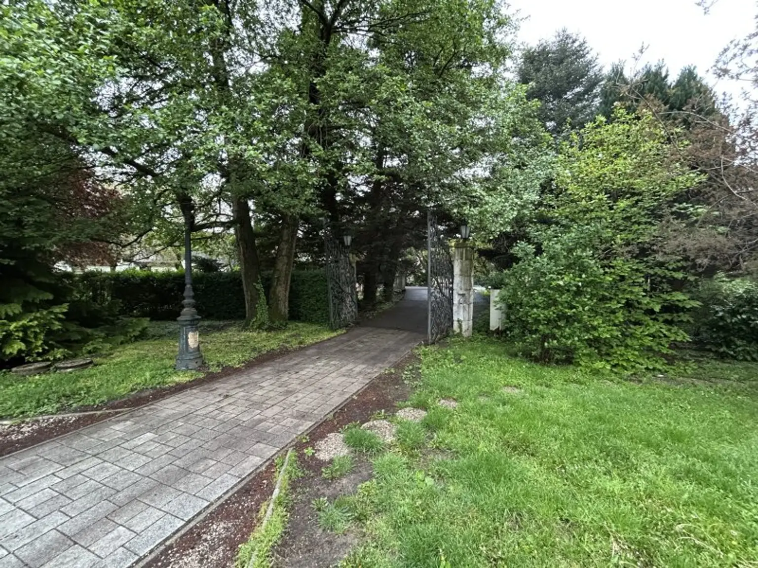 +++ Exklusive Villa im Herzen von Szombathely – Ruheoase auf rund 5300 m² +++