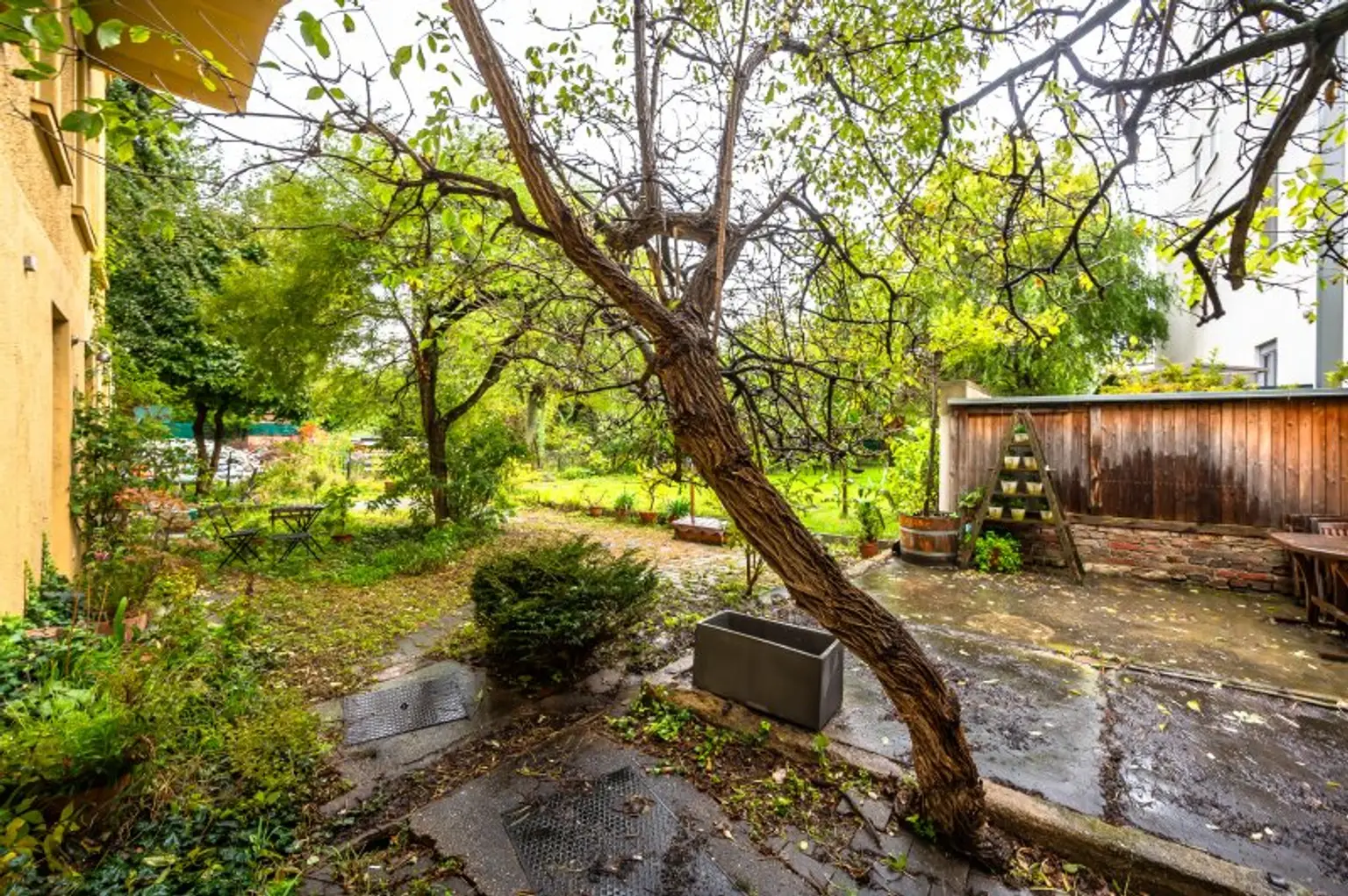 ++1140++ sanierungsbedürftige 3,5 Zimmer Wohnung in Stilvilla! idyllischer Garten!