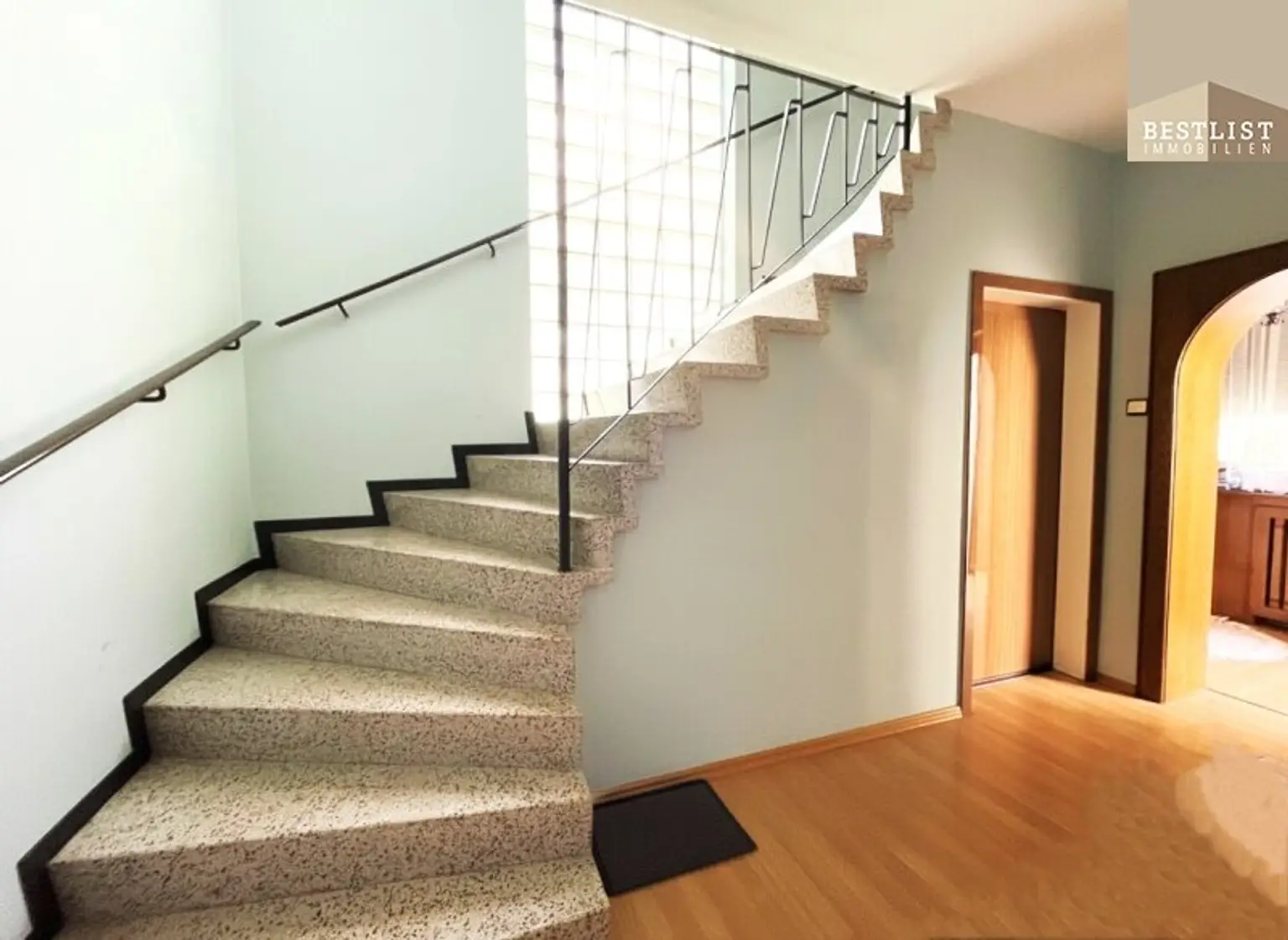 7 Zimmer Haus in Gainfarn - innen mit Renovierungsbedarf