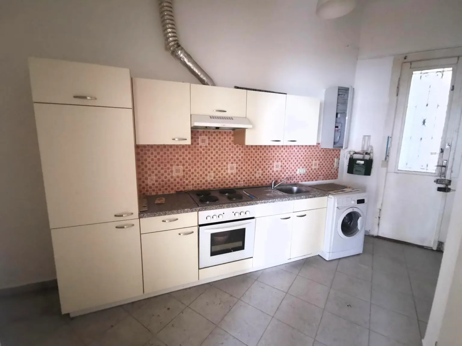 1 Zimmer Wohnungen, 2 Stück im gleichen Haus und Stock, zum sanieren.
