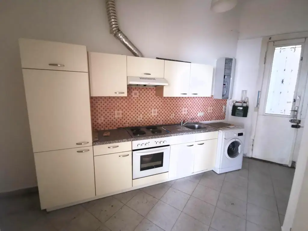 1 Zimmer Wohnungen, 2 Stück im gleichen Haus und Stock, zum sanieren.