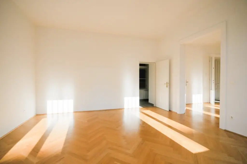 GROSSZÜGIG GESCHNITTENER 2-ZIMMER-ALTBAU IN TOLLER LAGE
