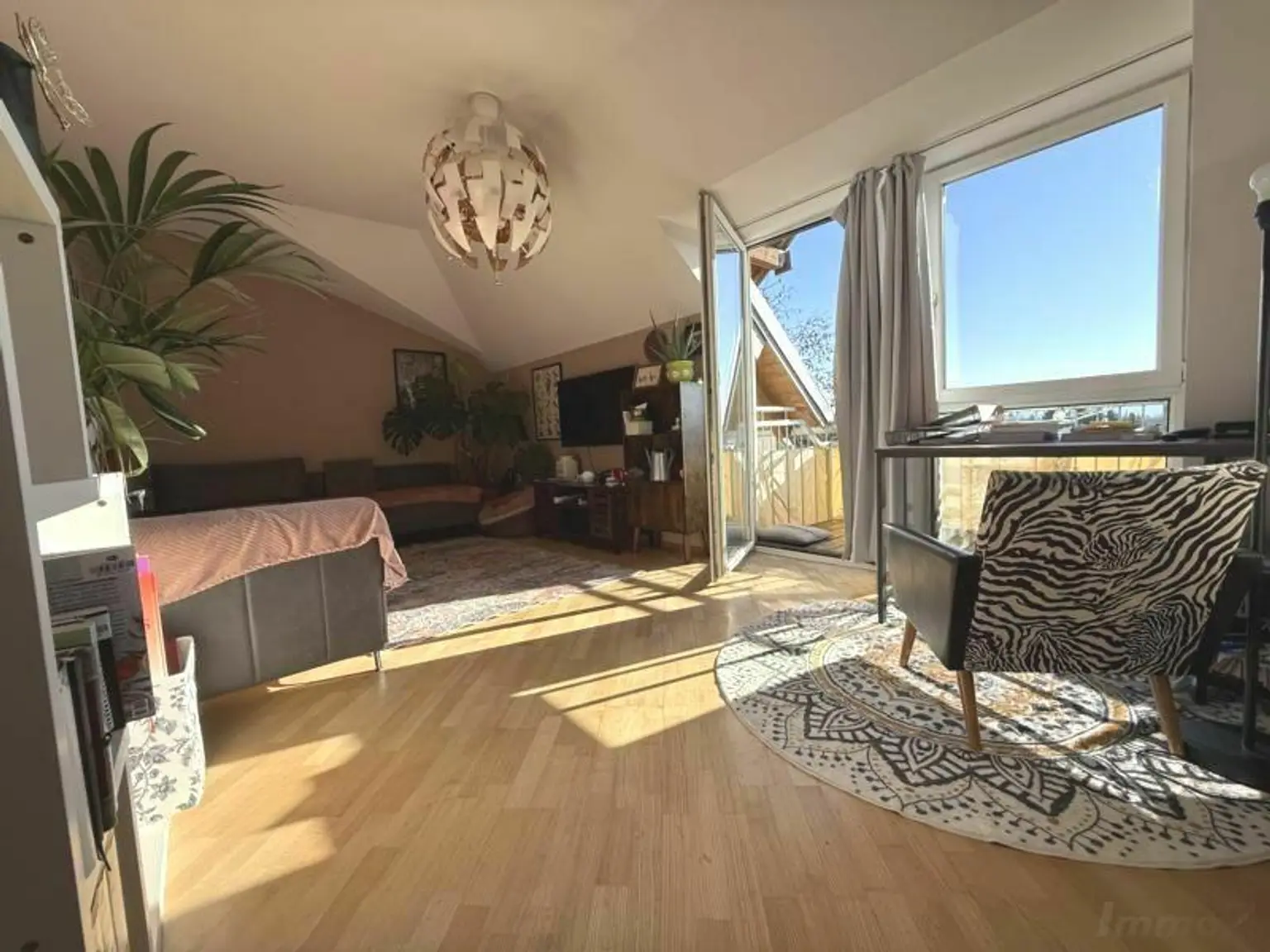 lichtdurchflutetes Wohnzimmer