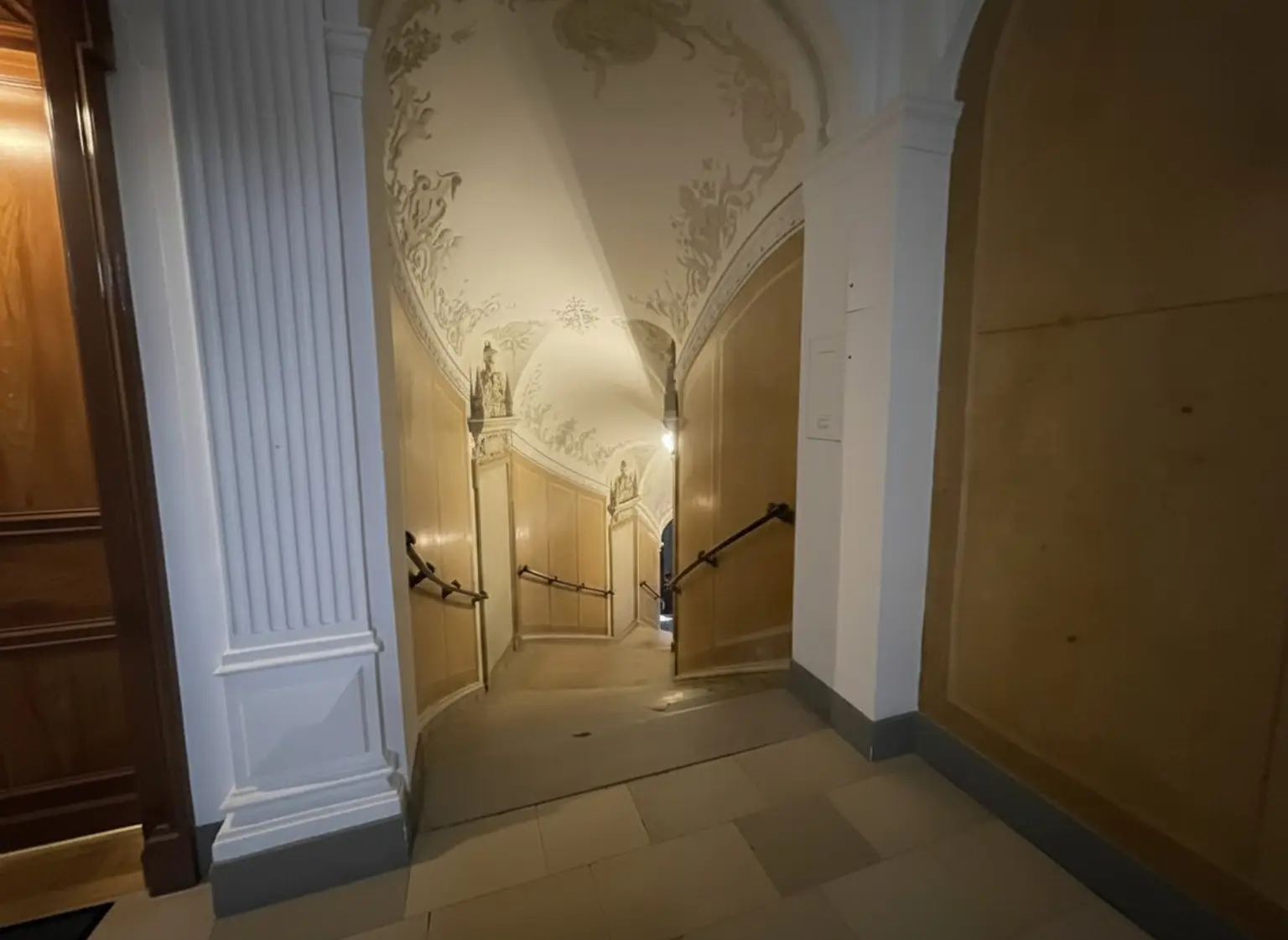 UNBEFRISTET: Top-Lage beim Stephansplatz: Klimatisierte, charmante Altbauwohnung im stilvollen Haus