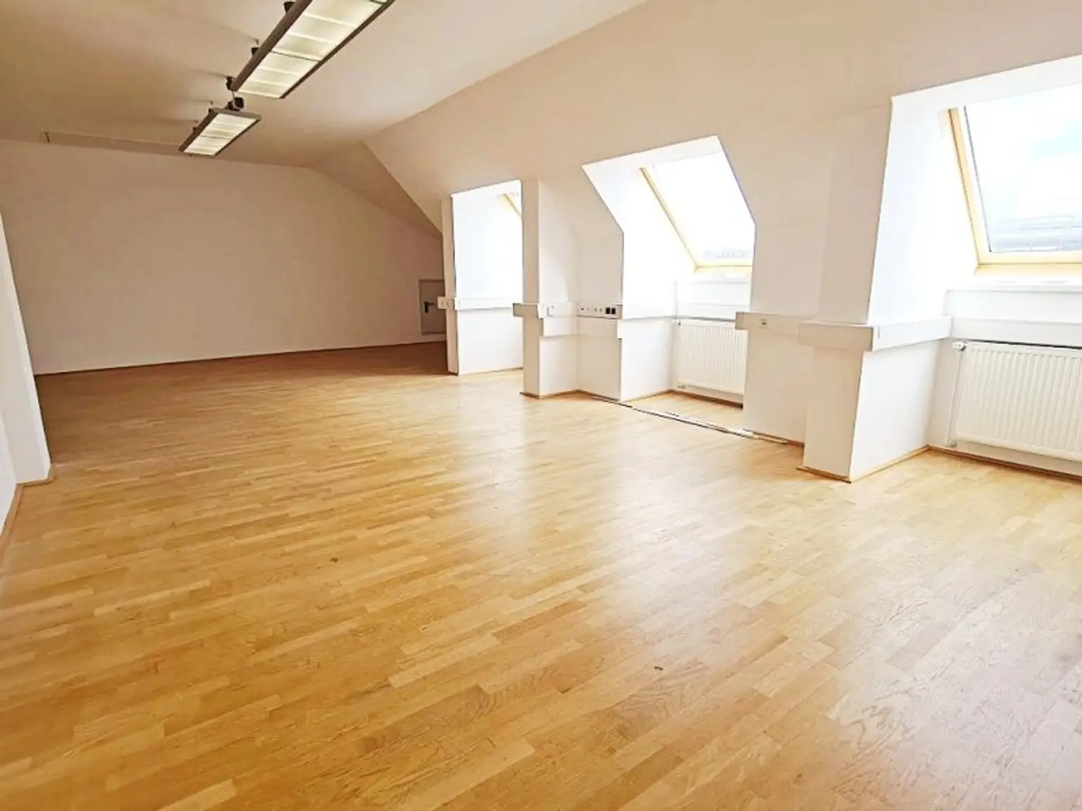 ZIEGLERGASSE bei FUZO Mariahilfer Straße, 141 m2 Bürofäche, 3 Zimmer, Serverraum, Küche, Klimaanlagen, Dachgeschoß