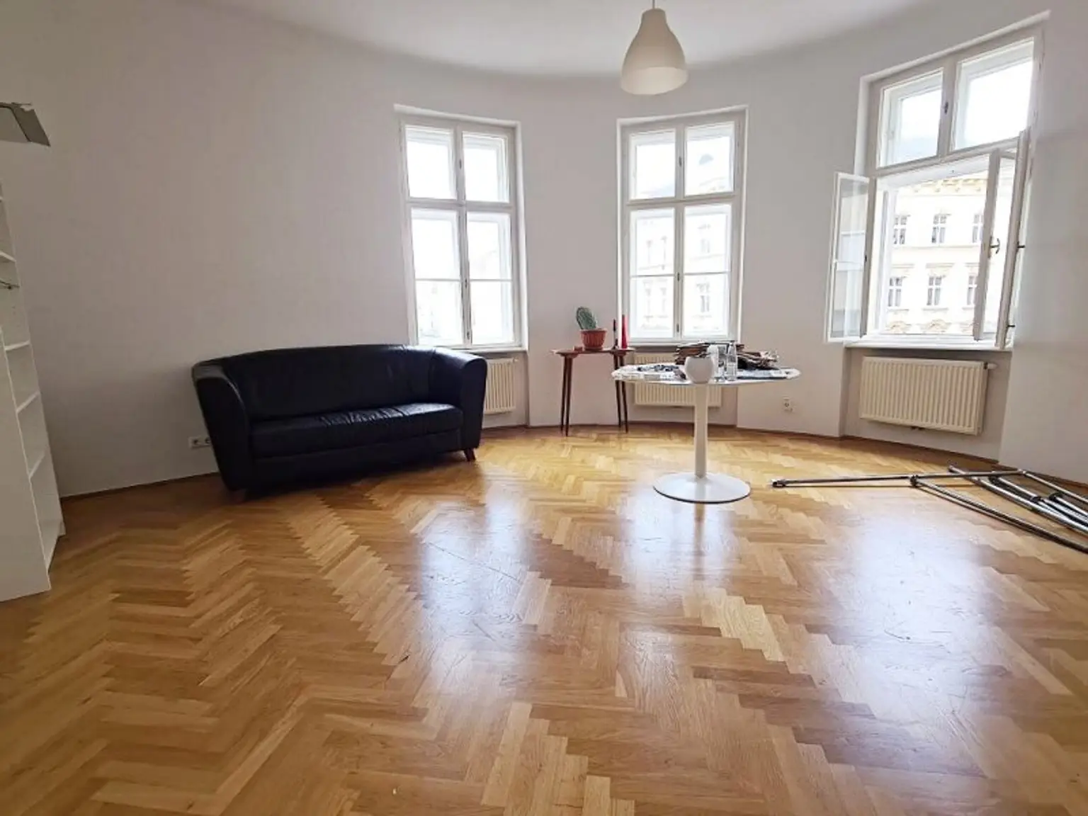 SIEBENBRUNNENPLATZ, gepflegte 85 m2 Altbau, 3 Zimmer, Küche, Wannenbad, Parketten, WG-geeignet, Reinprechtsdorfer Straße