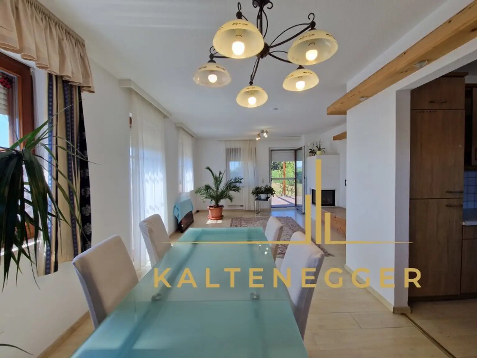 EG: Wohn-, Esszimmer ca. 27,31 m², rechts Küche
