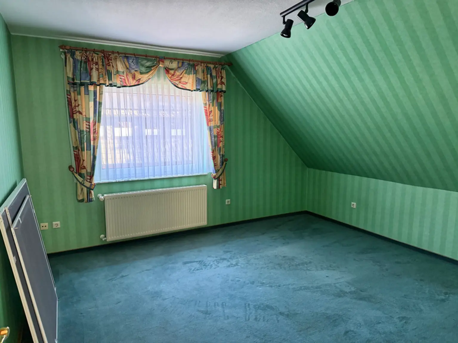 Mitten im Ort! Einfamilienhaus auf großzügigem Grundstück!