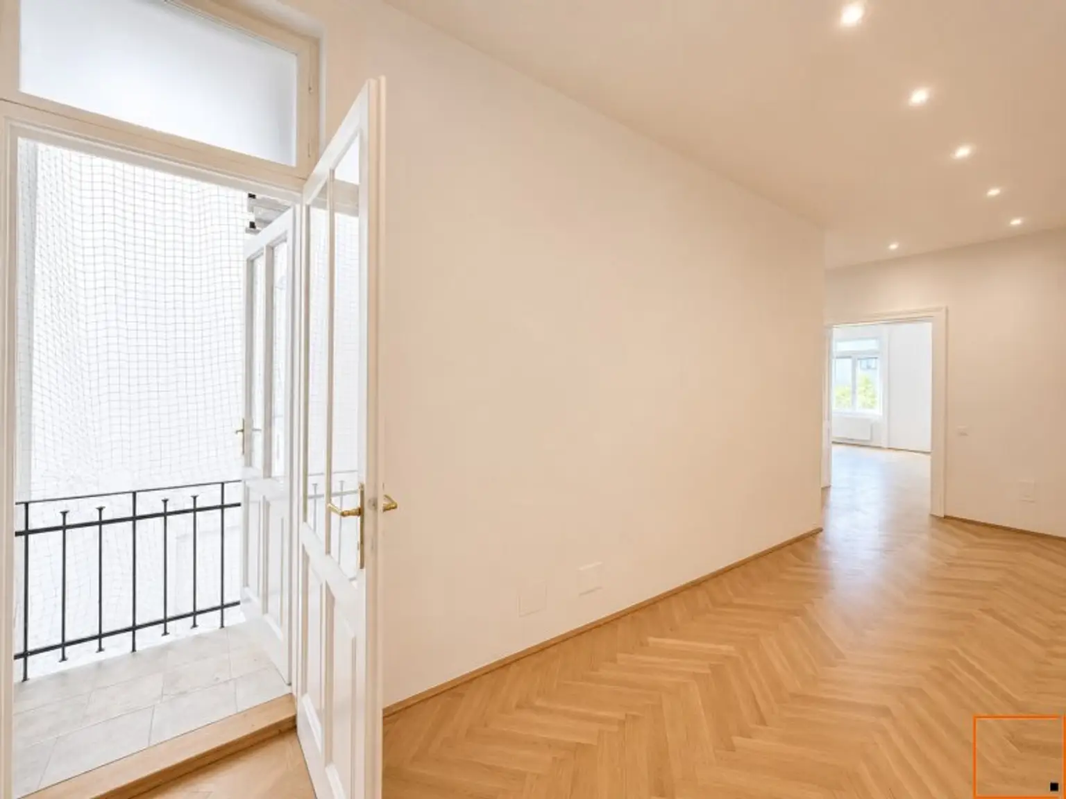 Der Gang mit Blick auf den Balkon