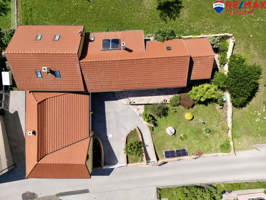 Charmantes Bauernhaus in Schwarzenbach – Ihr neues Zuhause mit Garten und Kamin!