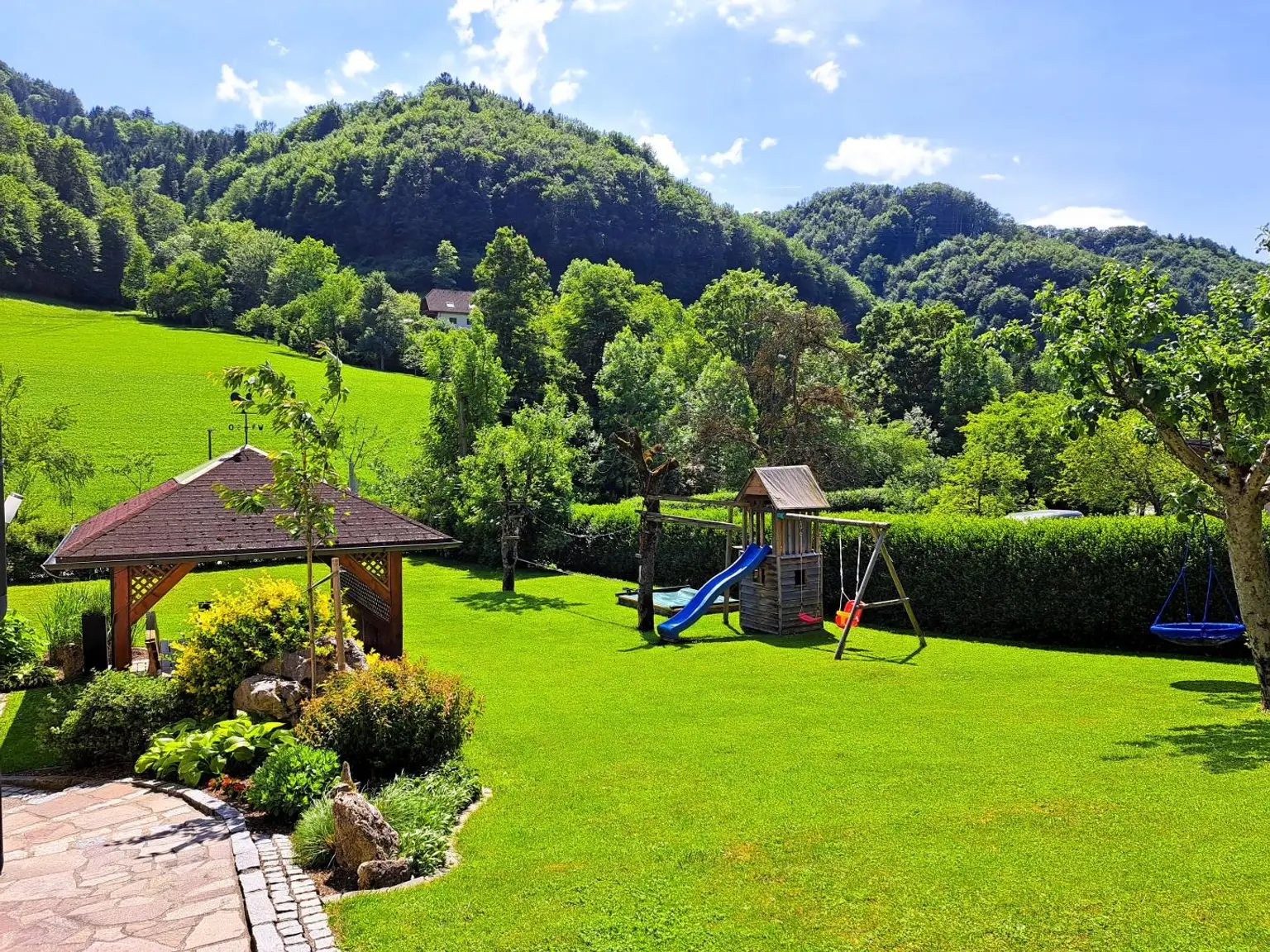 gepflegter Garten in herrlicher Naturlandschaft