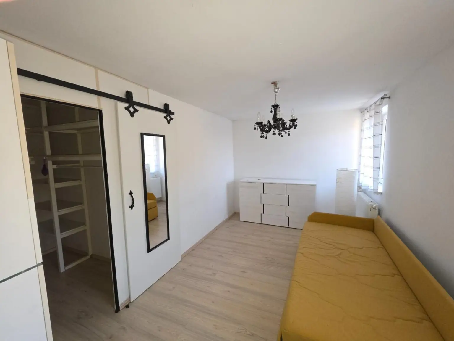 Schlafzimmer mit Schrankraum