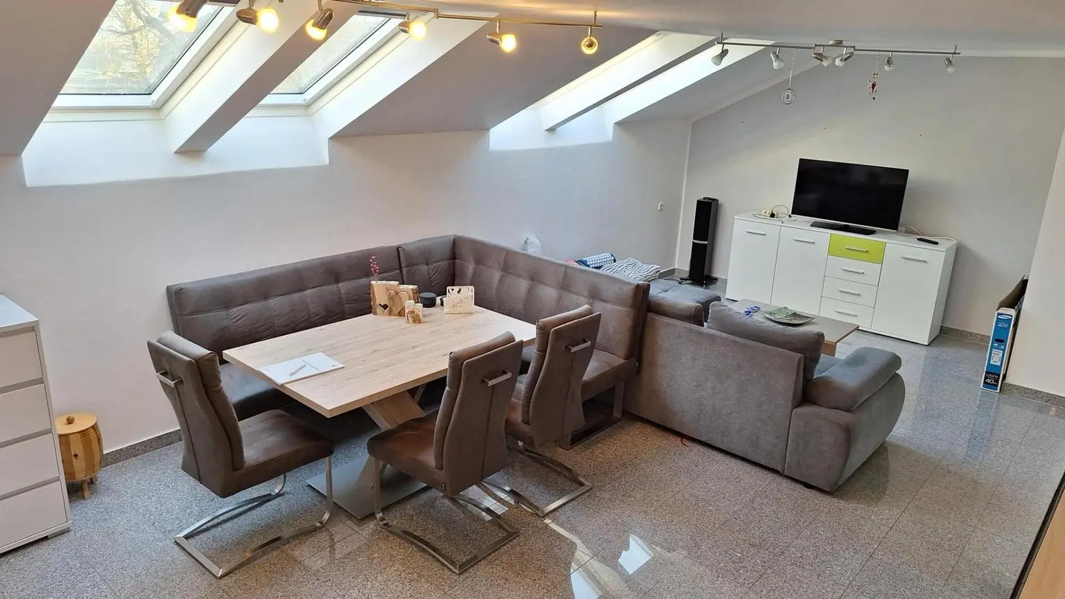 „Sonniges Dachgeschoss-Highlight in Gralla!“ 4 Zimmer Garage und mehr...