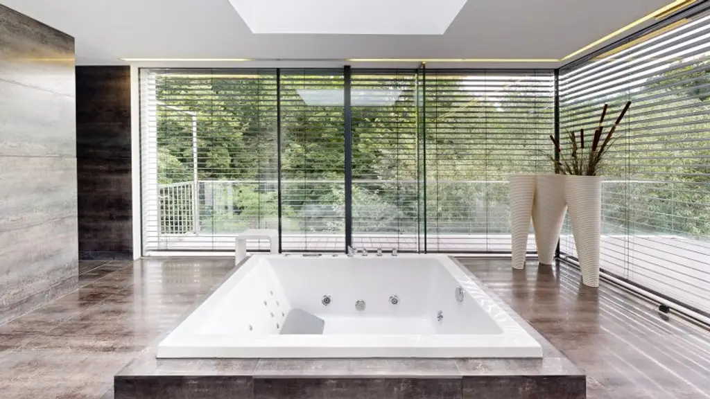 Luxusvilla mit Infinitypool in absoluter Ruhelage in Hinterbrühl – Exklusives Anwesen mit Top-Ausstattung