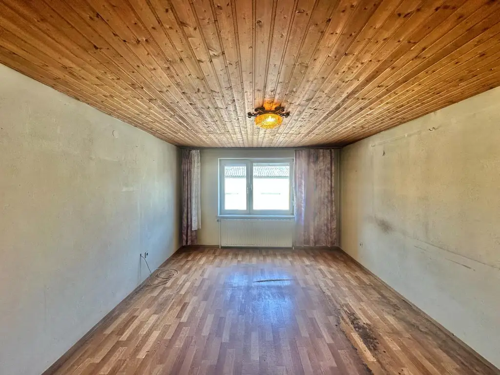 Ländliches Paradies - Sanierungsbedürftiges Landhaus auf großem Grundstück!