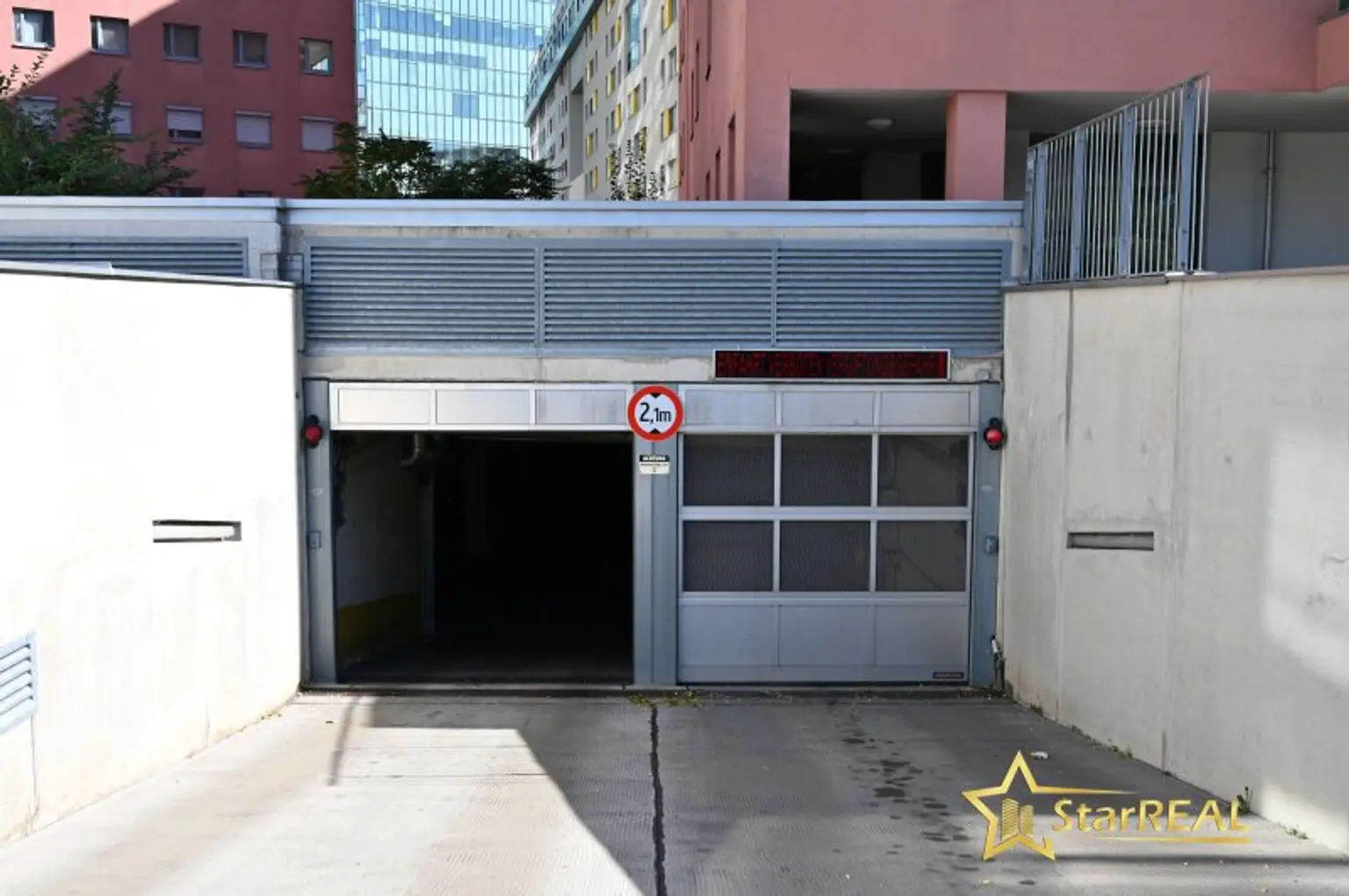 20. STOCK! TOP-WOHNUNG IM DELUGAN MEISSL TOWER. GARAGENPLATZ VORHANDEN. Sauna und Fitnessraum im Haus.