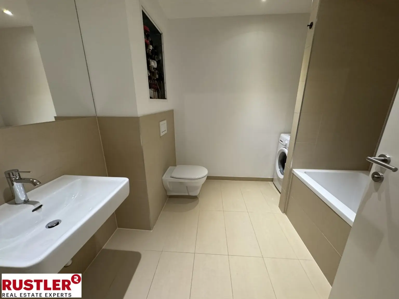 MODERNE 2 ZIMMER WOHNUNG MIT BALKON UND MÖBLIERTE KÜCHE - NAHE MÜHLWASSER