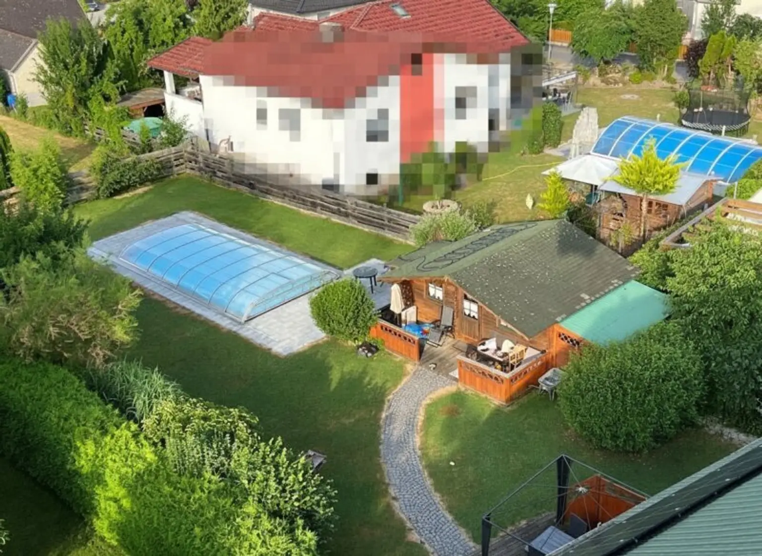 südlicher Teil vom Grundstück samt Pool und Gartenhaus