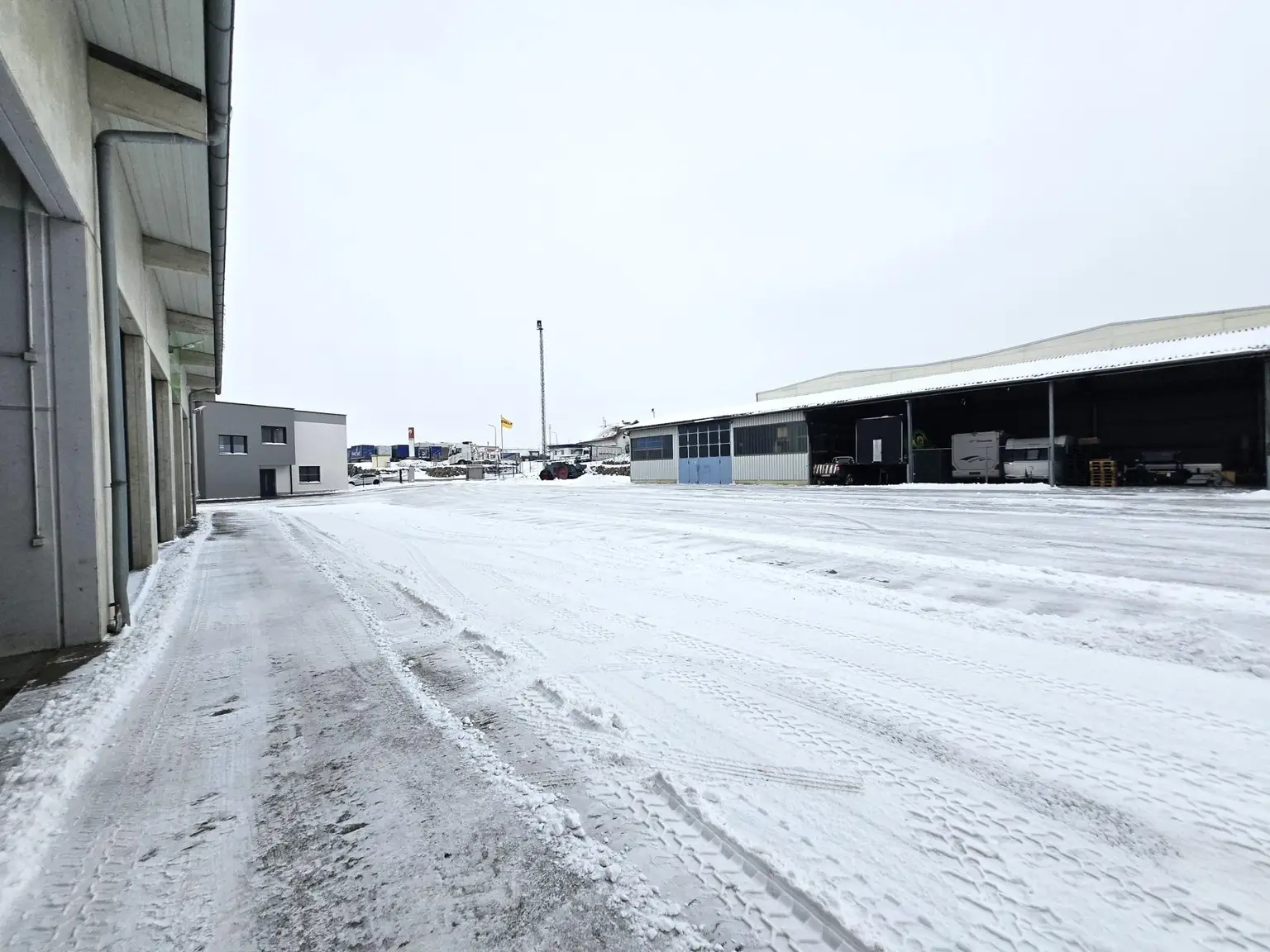 Teil-Freifläche asphaltiert