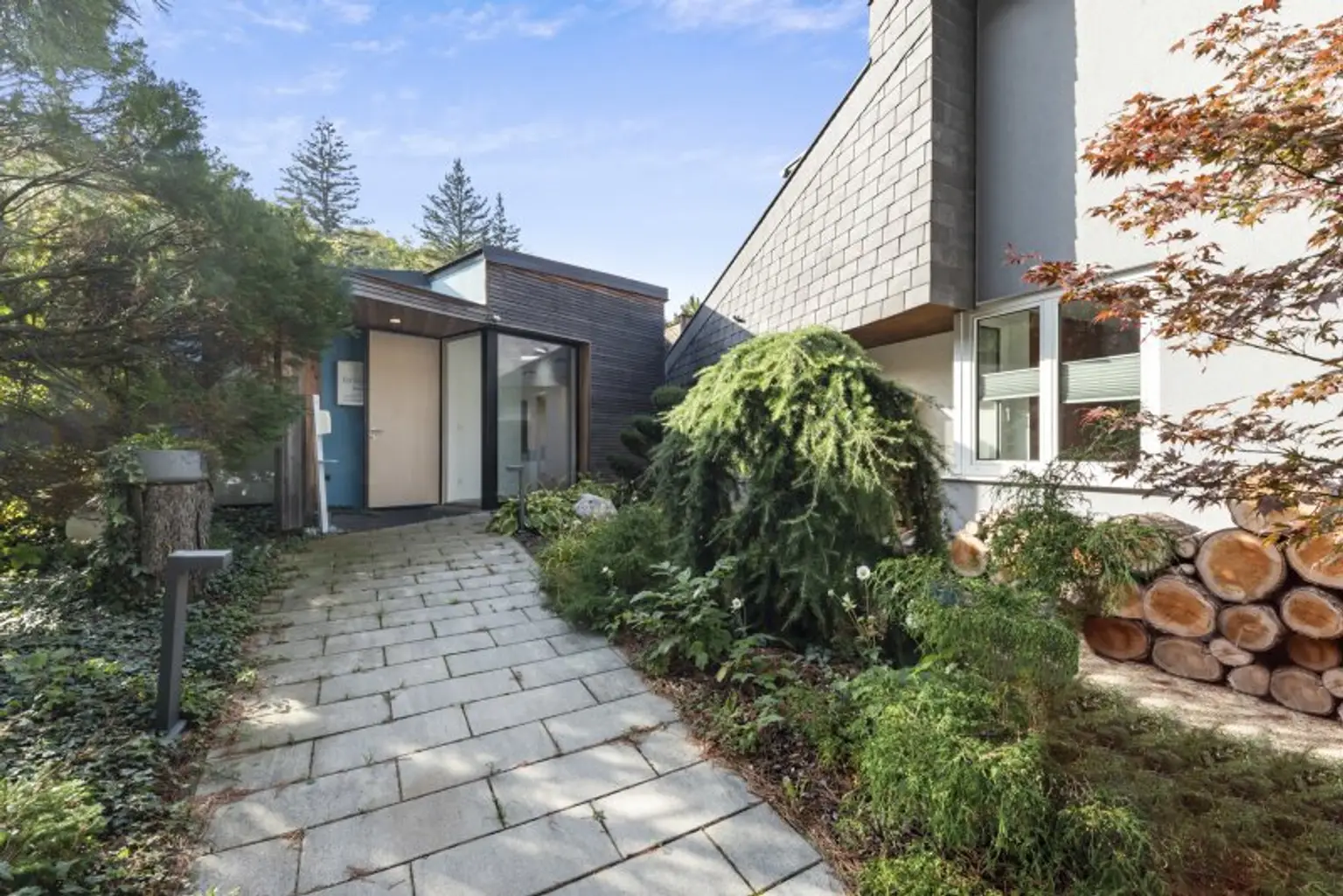 Exklusive Villa mit Nebengebäude in Gießhübl – Wohnen, Arbeiten & Wellness in Premiumlage