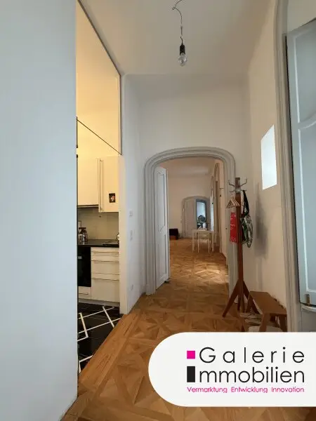 Vorzimmer - Blick in den Wohnsalon