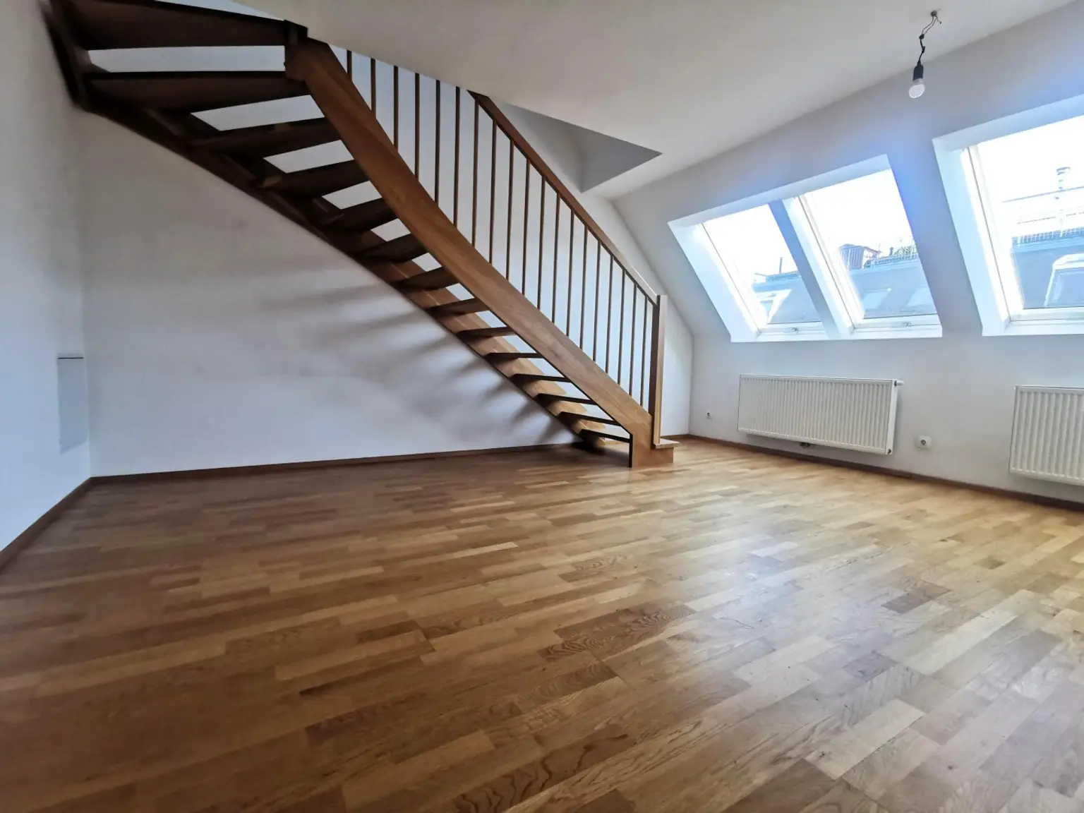 2 Zi.-DG-Maisonette im superschöner Altbau an Single oder Pärchen zu vergeben.