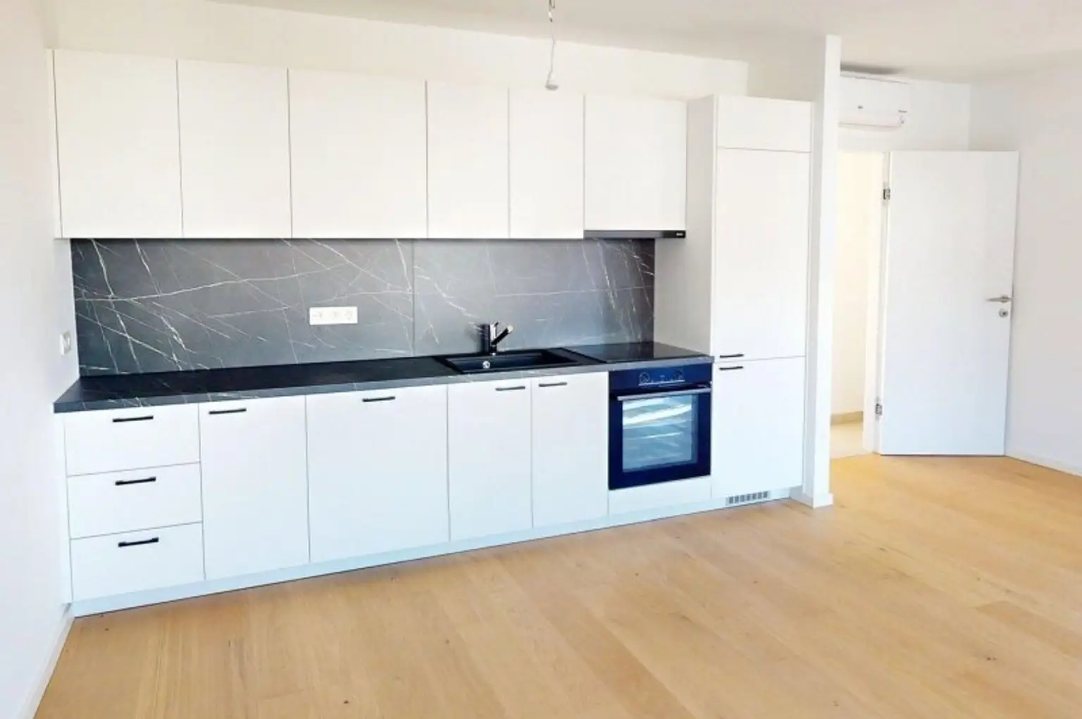 Erstbezug: 3-Zimmer-DG-Wohnung mit Terrasse (Kurzzeitvermietung gestattet!)