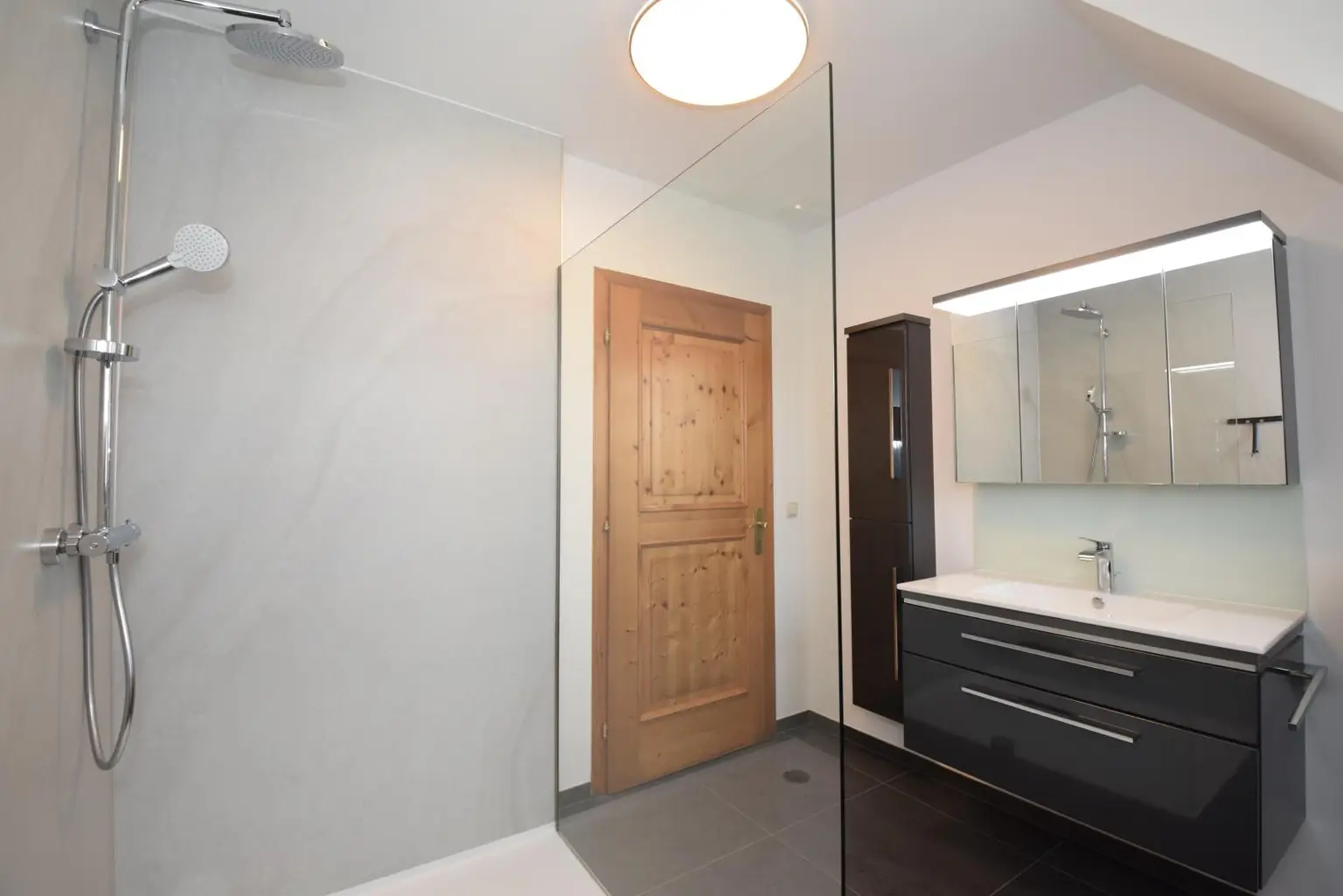 modernes Bad mit Dusche im Obergeschoß
