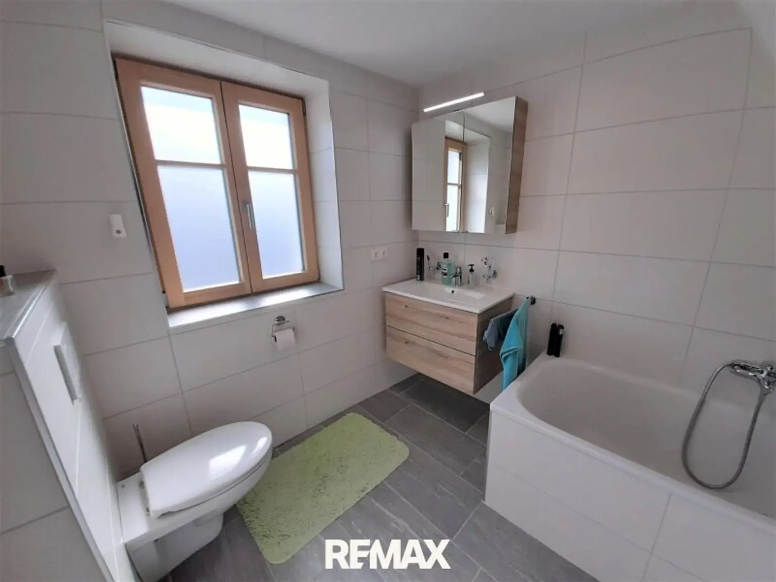 Badezimmer mit Wanne und WC - OG