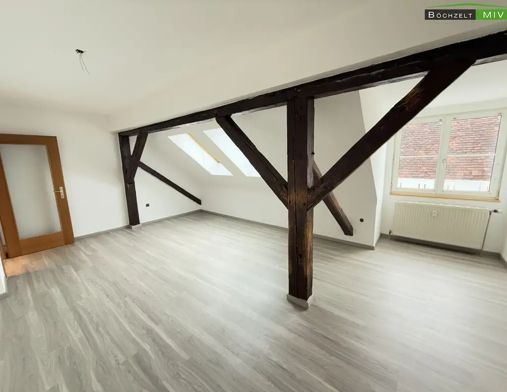 Teilsanierte Dachgeschosswohnung mit 3 Zimmern im Zentrum von Trofaiach