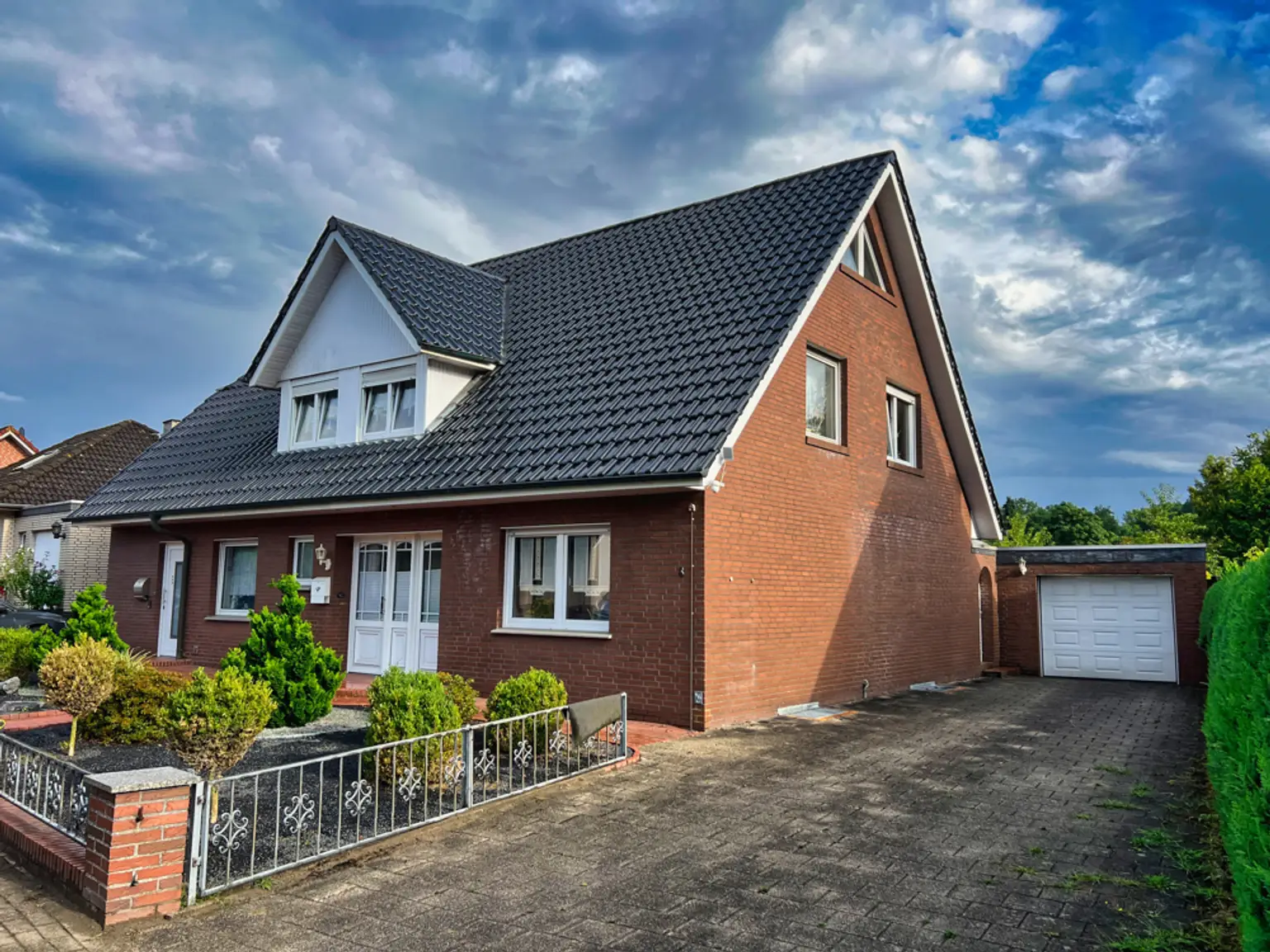 Alle unter einem Dach! Einfamilienhaus mit Einliegerwohnung & viel Platz!