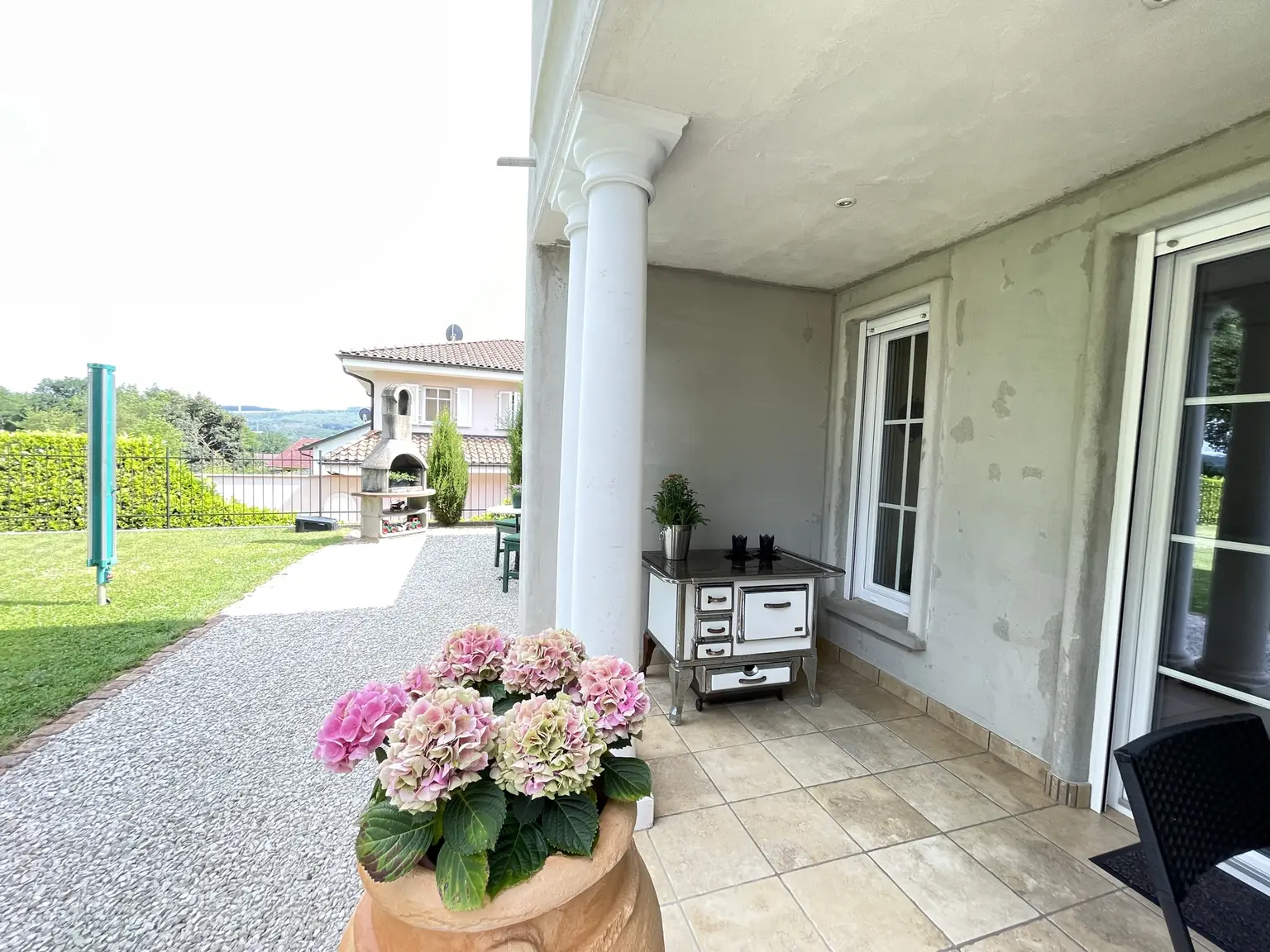 Terrasse vor der Küche (EG)