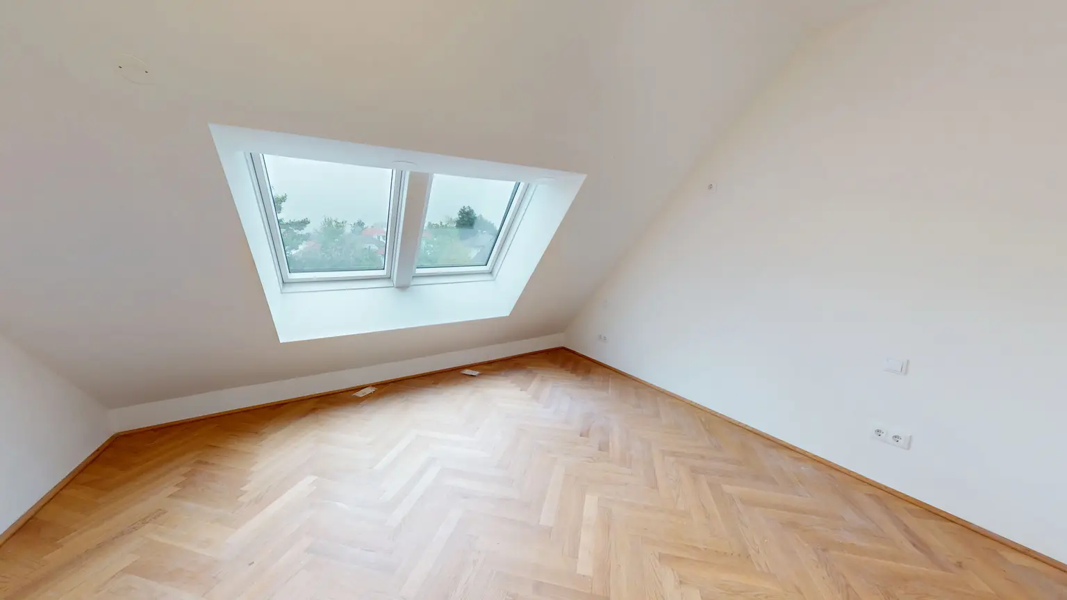 Hell, modern und offen – Wohnen im Dachgeschoss