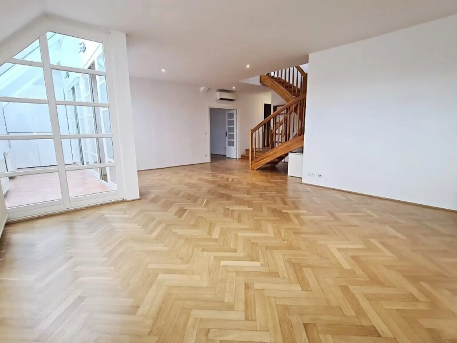 ZELINKAGASSE, DACHGESCHOSS, klimatisierte 157 m2 Maisonette mit 18 m2 Terrasse, 4 Zimmer, Küche, Wintergarten, 2 Bäder, Börse-Nähe