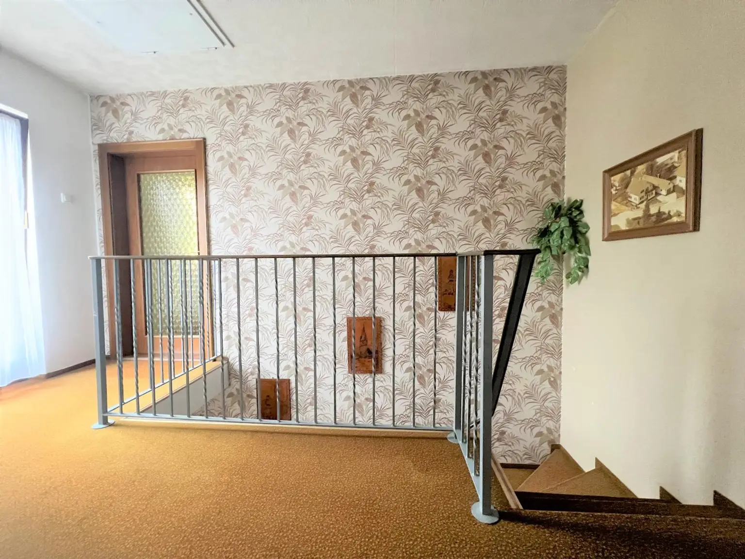 HÜBSCHES WOHNHAUS MIT NEBENGEBÄUDEN