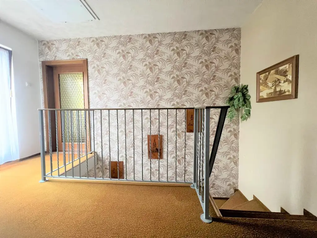 HÜBSCHES WOHNHAUS MIT NEBENGEBÄUDEN