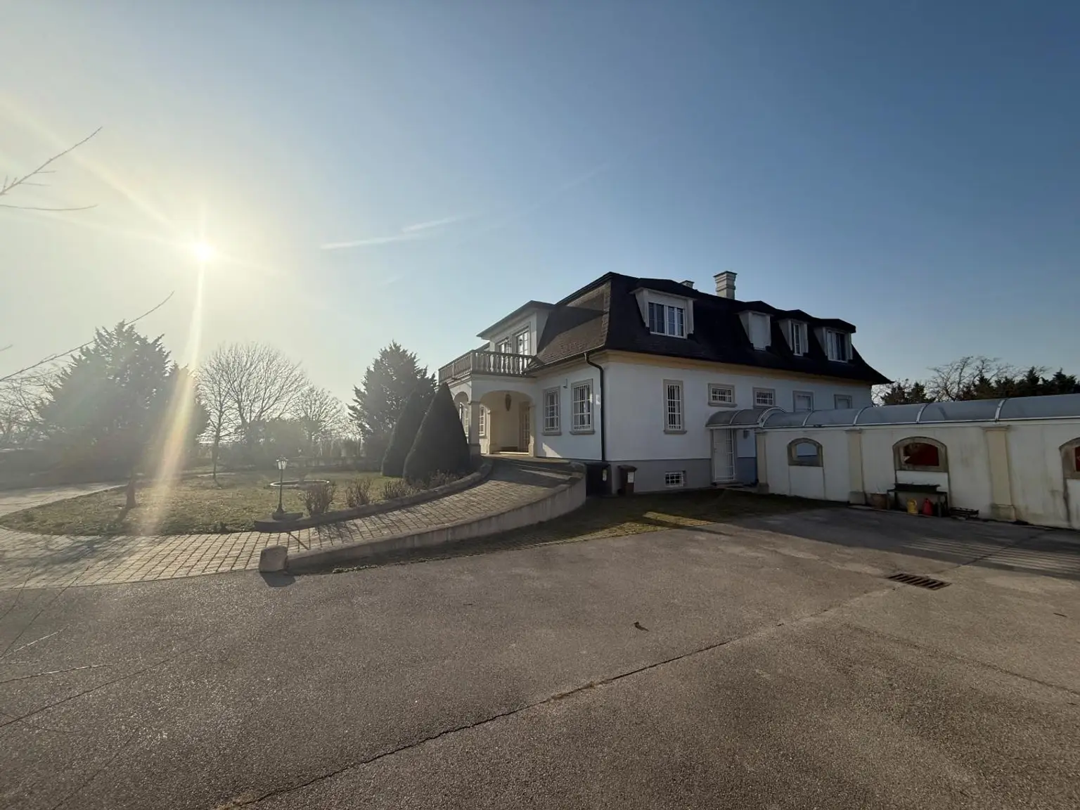 Villa mit seitlich überdachten Eingang