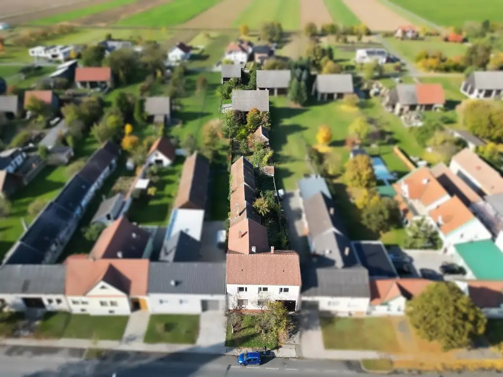 Einfamilienhaus mit großem Grundstück und Nebengebäuden