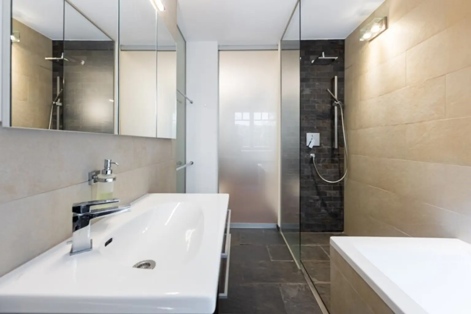 PURE ENTSPANNUNG! Riesiger Garten mit Blick ins Grüne I auch ideal f. gewerbliche Nutzung I Garage I Alarmanlage I