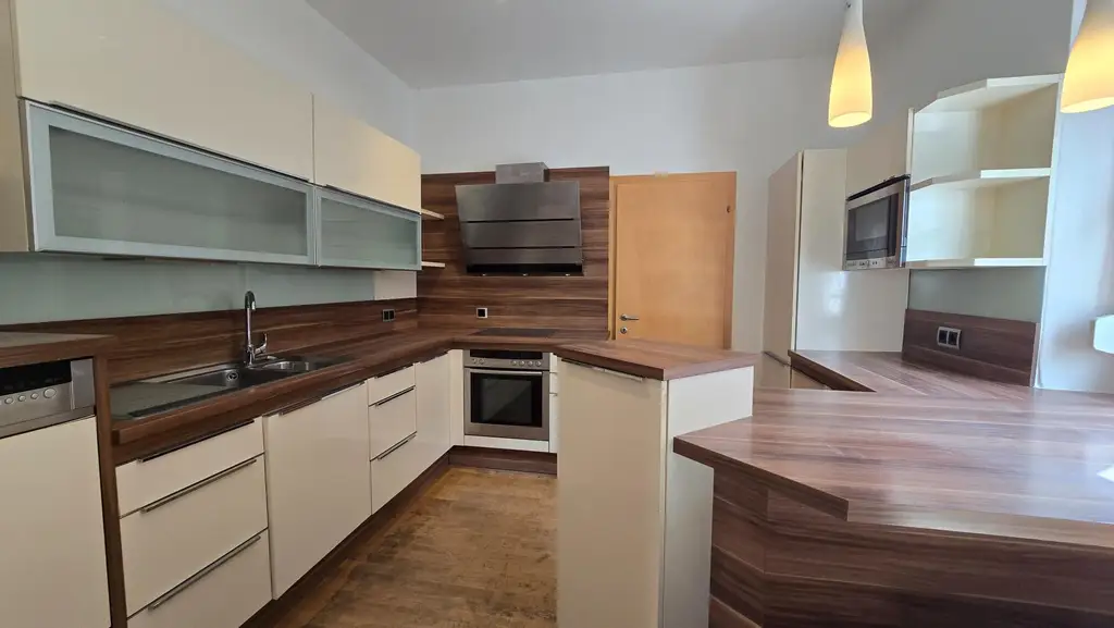 Vielseitiges Einfamilienhaus mit Pool, Garagen und großem Potenzial in Leibnitz
