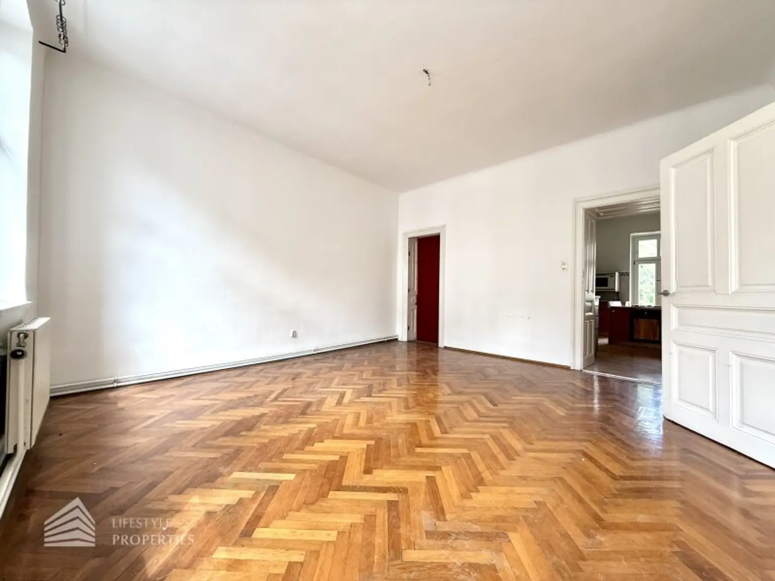 Helle Wohnung mit Balkon auf ganzer Etage zzgl. Rohdachboden, Nähe Einsiedlerpark