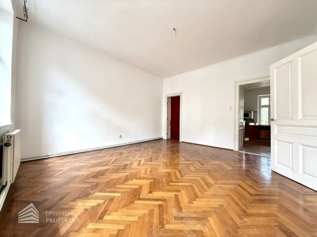 Helle Wohnung mit Balkon auf ganzer Etage zzgl. Rohdachboden, Nähe Einsiedlerpark