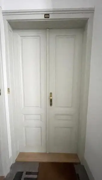 Stilvolle 2 Zimmer Wohnung, neu saniert, im wunderschönen Stilaltbau